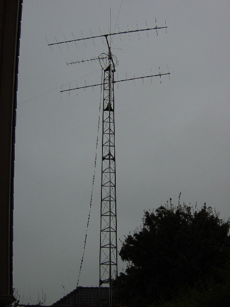 DSC01121.JPG (190.88 KiB) 42531 keer bekeken De VHF/UHF antennes zijn geplaatst