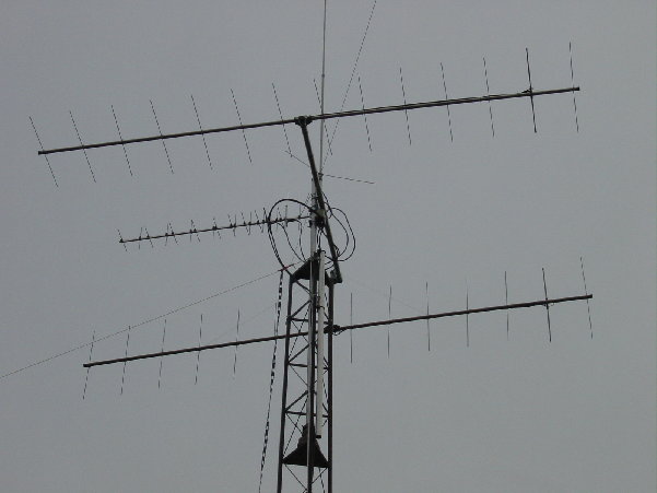 DSC01122.JPG (758.88 KiB) 42541 keer bekeken Zo hangen de antennes dus