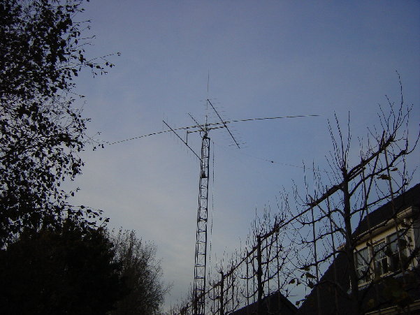 DSC01128.JPG (828.67 KiB) 42556 keer bekeken En zo staat het er nu bij inclusief de 40meter monoband dipool