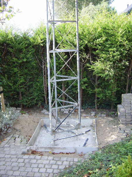 DSC00825.JPG (938.21 KiB) 42526 keer bekeken Het beton is gestort en het eerste deel staat.
