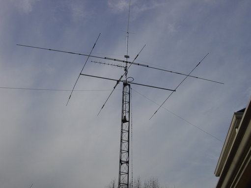 DSC01234.JPG (793.33 KiB) 41618 keer bekeken Zelfde mast andere antenne's