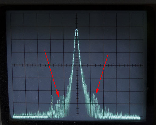 Voor het extra filter_.jpg (90.36 KiB) 134155 keer bekeken Voordat het extra filter was geplaatst. Let op de spikes links en rechts op de helling van de draaggolf.