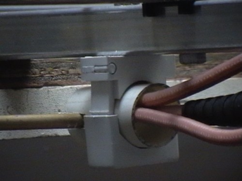 IMGA1825.JPG (101.39 KiB) 184375 keer bekeken Tip: Een OBO zadel kan heel mooi als bevestiging dienen aan de boom. De dipool-balun kun je vastmaken in een stukje PVC buis en die kun je volgieten met thermische lijm bijvoorbeeld (in ieder geval niet geleidend).